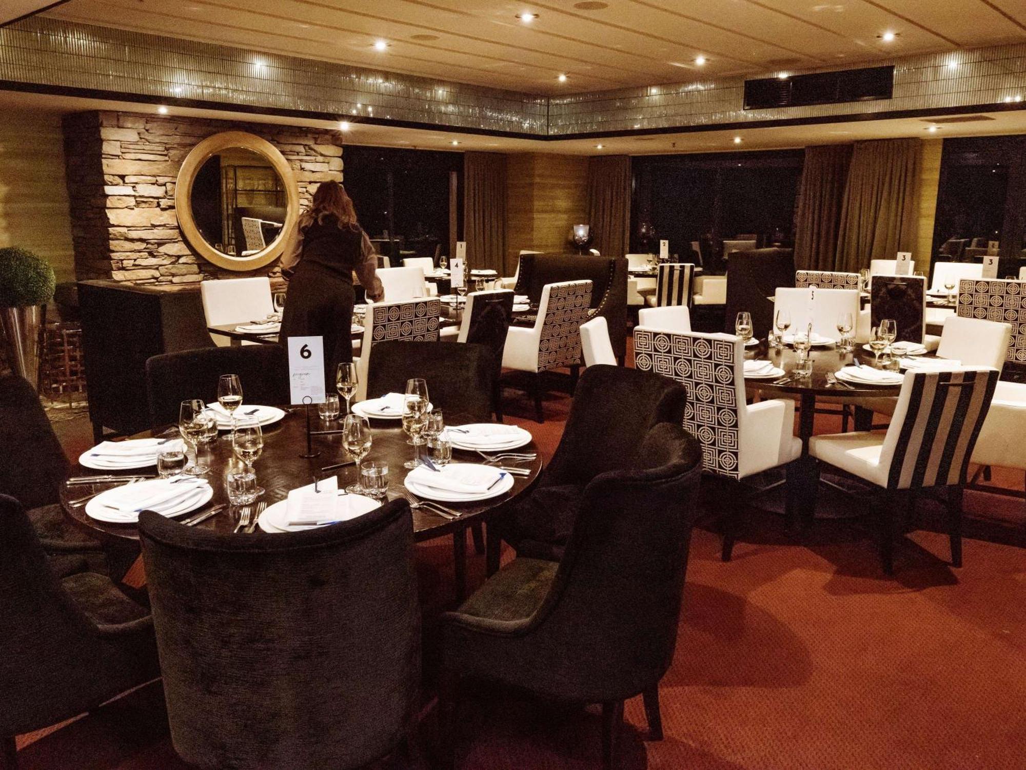 호텔 세인트 모리츠 퀸스타운 - 엠갤러리 컬렉션 퀸즈타운 외부 사진 The interior of the restaurant