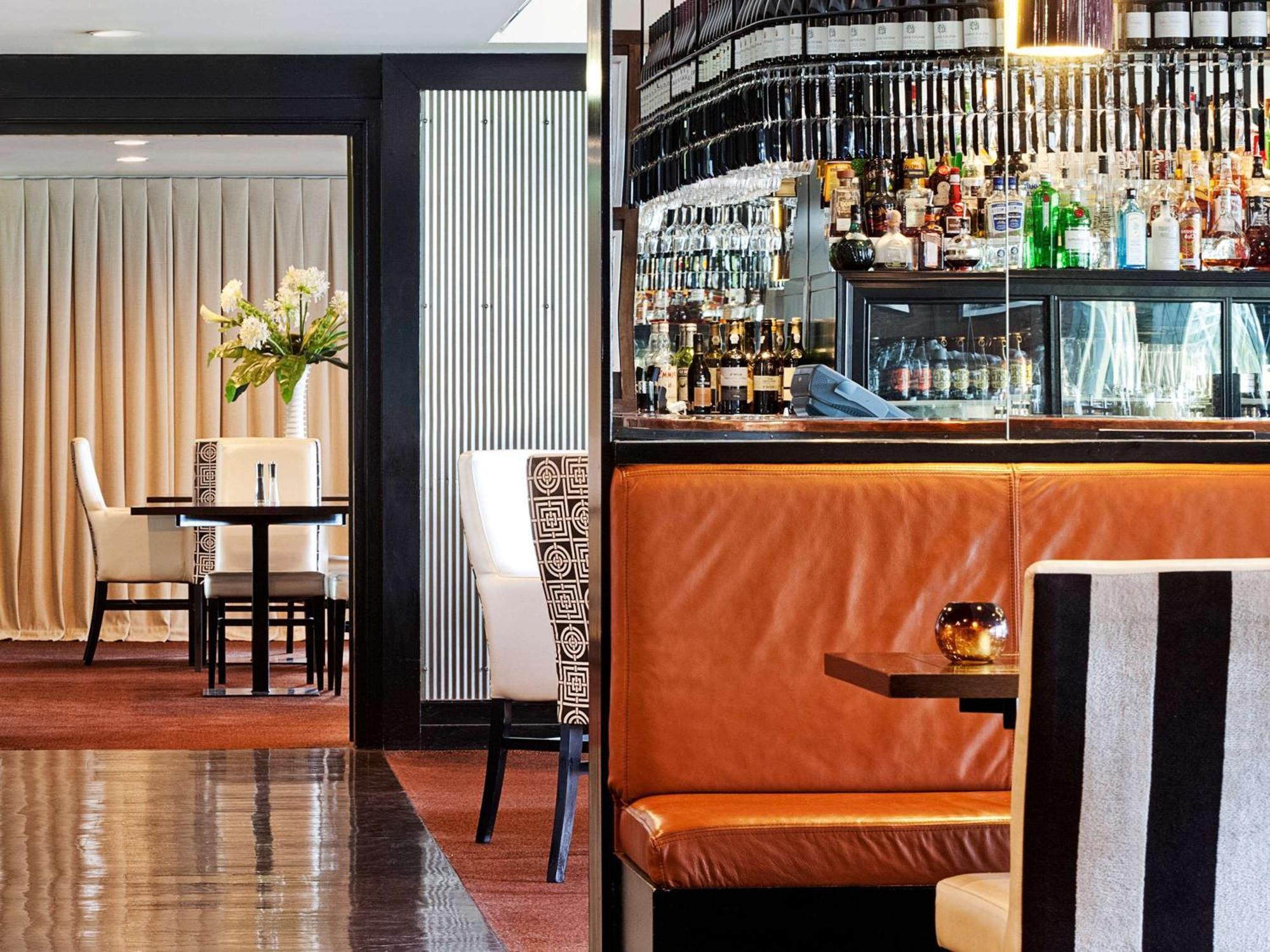 호텔 세인트 모리츠 퀸스타운 - 엠갤러리 컬렉션 퀸즈타운 외부 사진 The bar at the hotel