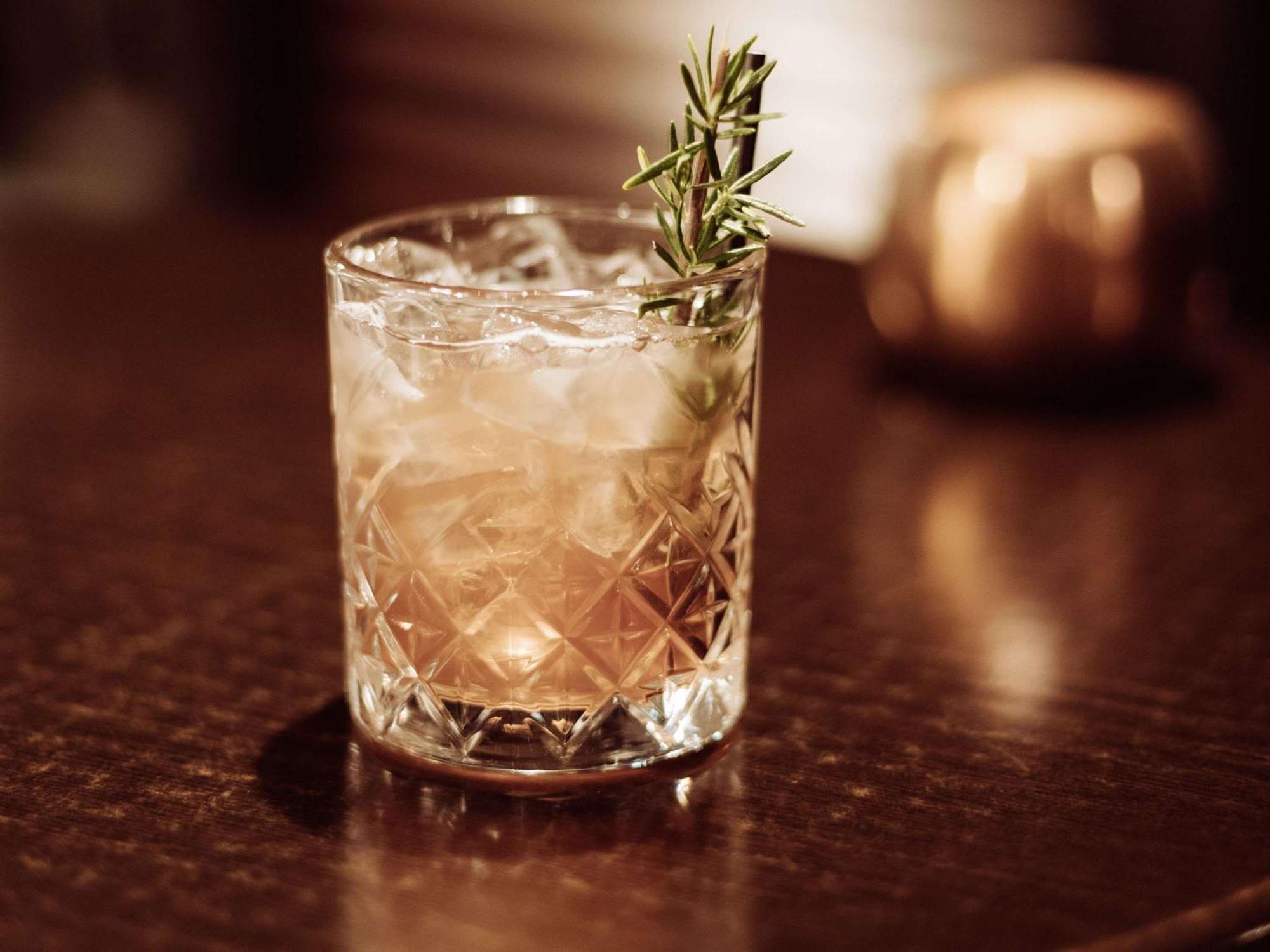 호텔 세인트 모리츠 퀸스타운 - 엠갤러리 컬렉션 퀸즈타운 외부 사진 A glass of Old Fashioned