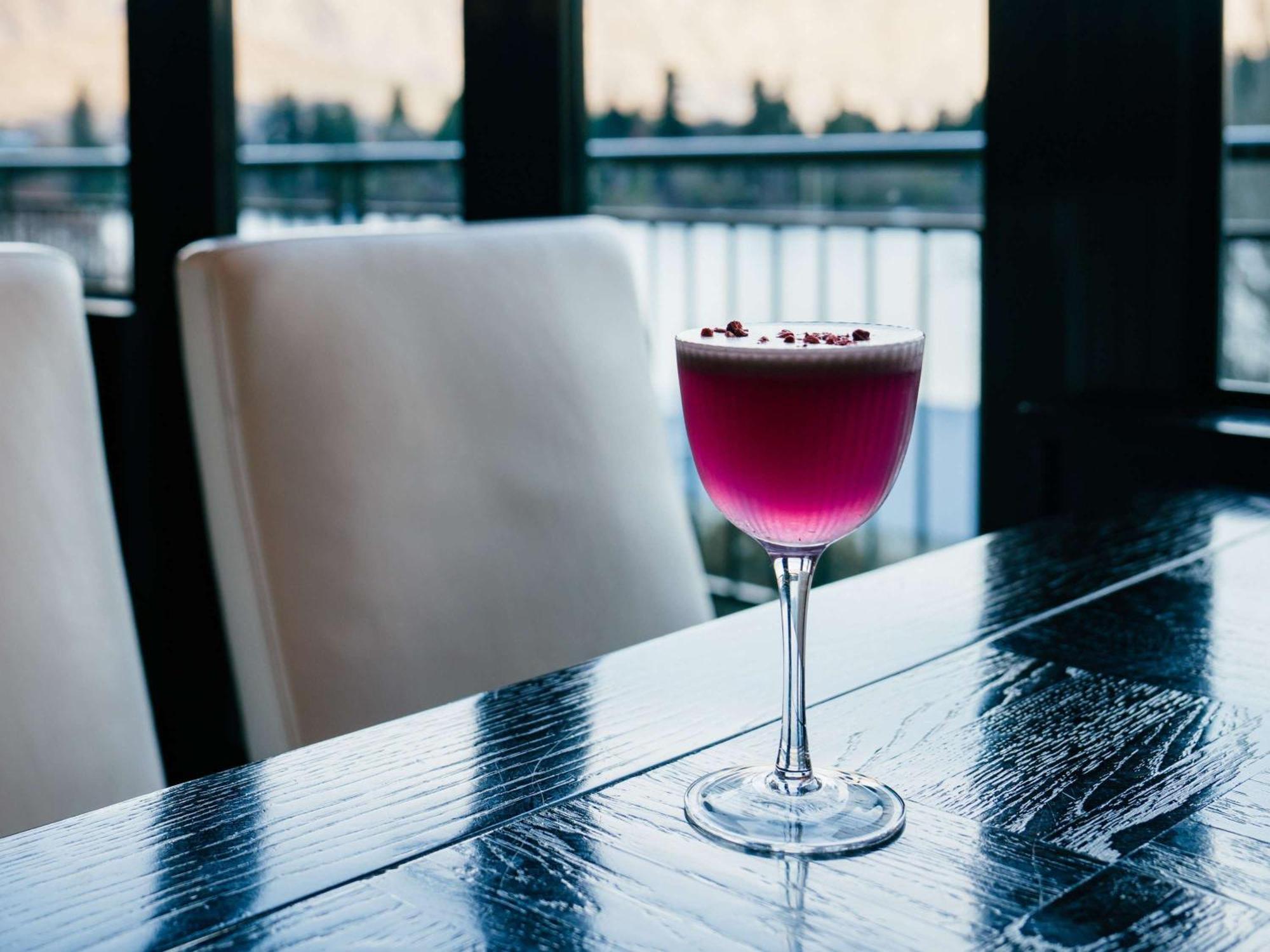호텔 세인트 모리츠 퀸스타운 - 엠갤러리 컬렉션 퀸즈타운 외부 사진 A Clover Club cocktail